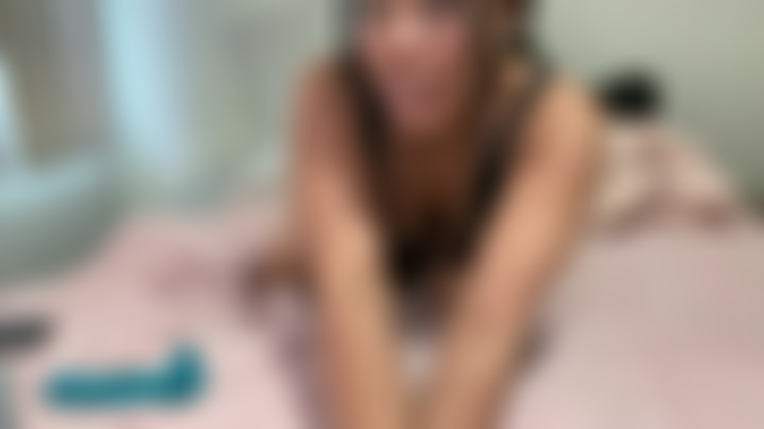 J'utilise mon gode et mon vibromasseur pour me faire jouir et rendre ma chatte crémeuse.