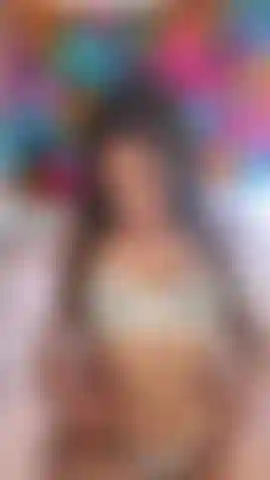 Je taquine mes seins dans de la lingerie en dentelle avant d'arracher mon soutien-gorge.