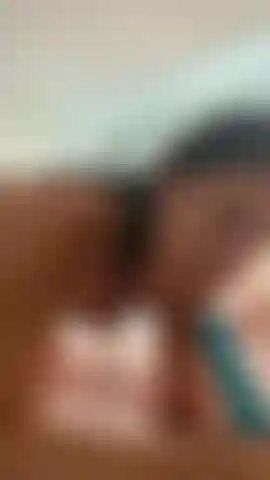 Une pipe brute et bâclée alors que je suis nue sur toi.