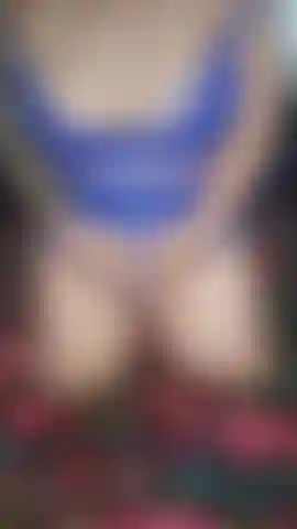 Regardez-moi taquiner et jouer avec mes gros seins.
