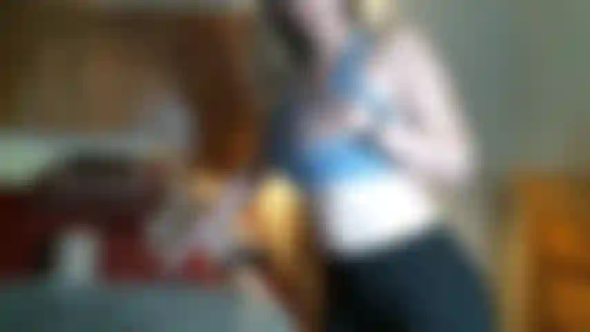 Avez-vous déjà souhaité voir cette chaude milf d'à côté en pantalon de yoga et soutien-gorge de sport être coquine et la prendre dans les deux trous !? Eh bien voici votre chance.... Une chance unique !! Prends-le !!