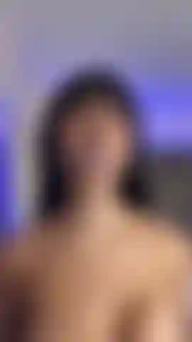 Bâillon dans ma bouche et seins nus.