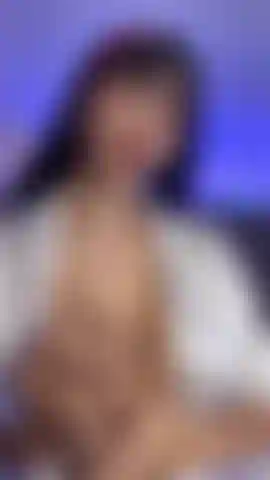 Massée et crachant sur mes gros seins nus.