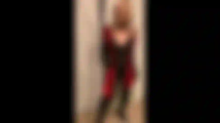 Le gode mary carey joue au style gothique.