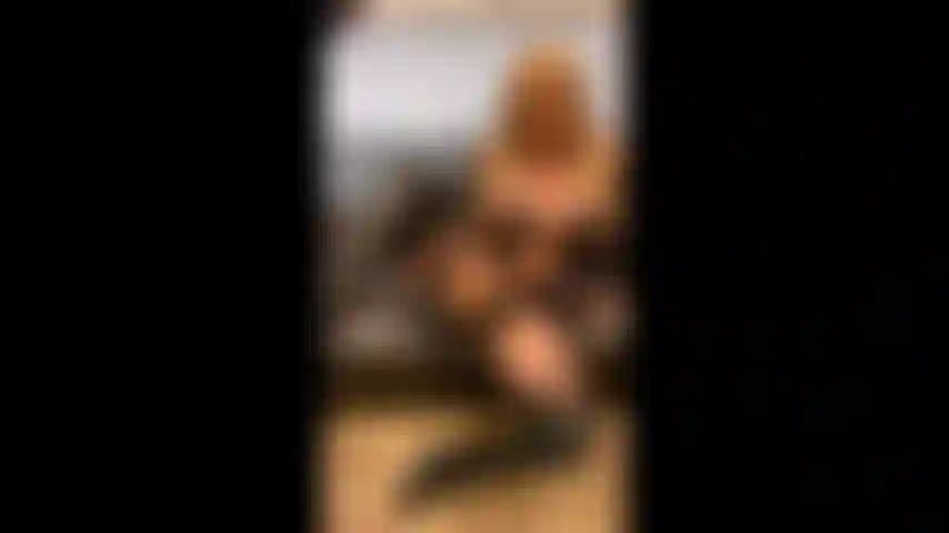 Mary carey avec des bottes en cuir et un gode.