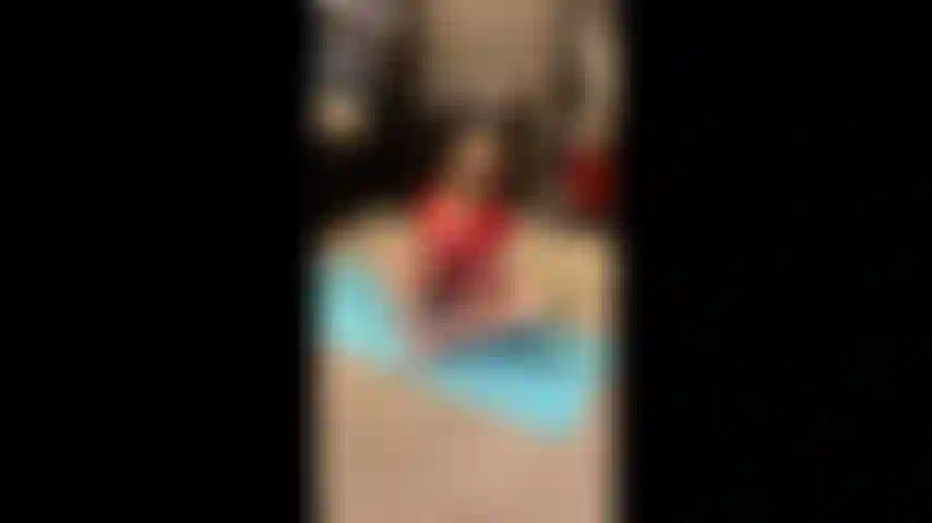 Du yoga nu et des étirements avec mary carey.