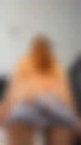 Jeu de rôle coquin. Ddlg. Solo. Je commence à te taquiner quand tu me surprends à me promener nue dans la maison. Je remue mon cul et je t'assure que c'est normal de me regarder en pyjama. Je vois à quel point tu es dur pour moi et je supplie de le sucer. Tu me fais m'étouffer et cracher sur ta grosse bite, ça me donne seulement envie d'en avoir plus. Je glisse ta queue dans ma chatte et je te chevauche sur le canapé, en jouissant fort pendant que je te supplie de me remplir. Je promets que je ne dirai rien.