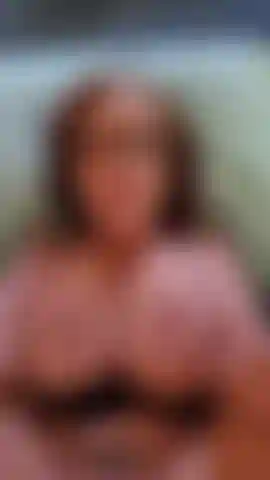 Enfin un pov pour les amateurs de pieds ! Imagine me baiser fort et profond, avec mes pieds posés sur tes épaules. Dans ton visage. Dans ta bouche. Imagine tenir mes arches sexy et pulpeuses dans tes mains fortes et expertes. Tu lèches mes douces plantes de pieds et suces mes tendres orteils. Ta langue qui chatouille, explorant chaque centimètre de mes petits pieds parfaits, pendant que je profite de chaque centimètre parfait de toi ! Tags : pov, pieds, succion des orteils, plantes, arches, orteils, adoration des pieds, gros seins.
