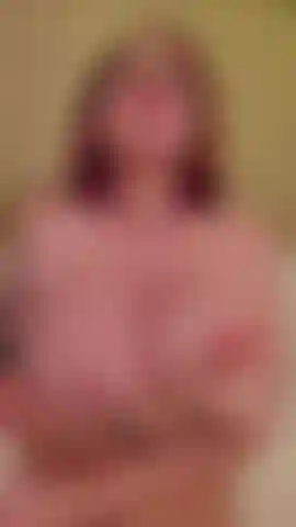 Je m'huile les seins ! Oh wow, c'est tellement bon... Je joue avec mes énormes seins doux et rebondis pendant que l'huile dégouline. Oh mon dieu ! J'adore mes seins !!! Tags : RedMostWanted, gros seins, 32g, huile, seins huilés, gros nichons, brillant, tétons, seins nus.