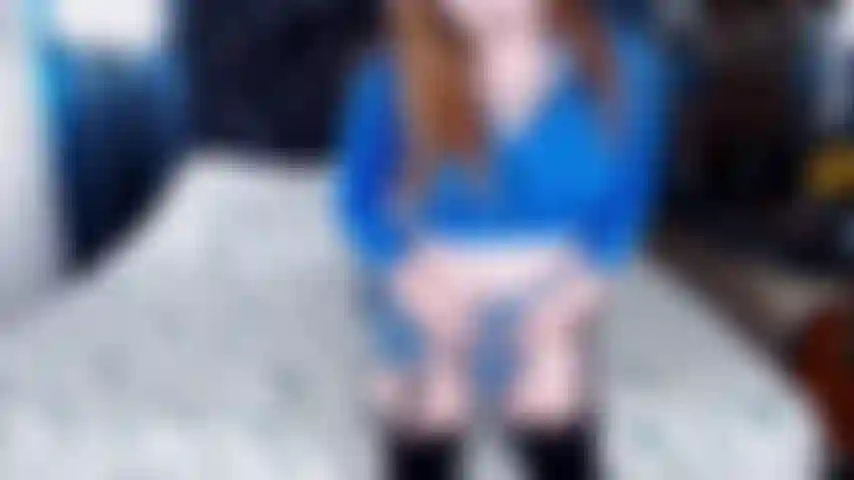 Qui n'aime pas jouer avec une écolière coquine un jour de pluie ?.