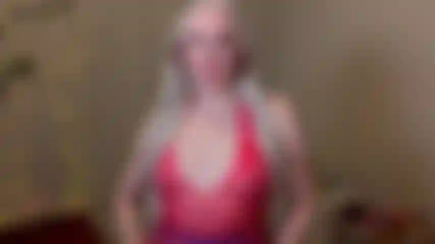 Je suis ta petite amie stripteaseuse coquine et salope (jeu de rôle) qui twerke, se déshabille, montre ses jambes dans des bottes montantes. Écartement de chatte.