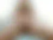 Je suis sur le balcon de mon hôtel en train de m'amuser. Je taquine ma chatte et j'ai un fort orgasme avant de frapper sobe... J'ai essayé de fister et voici une autre tentative :).
