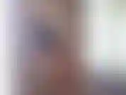 Je suis dans cette maison géante toute seule et le silence m'a totalement atteint. Alors j'ai allumé la caméra vidéo et je me suis filmée en train de me doucher, de me raser, de me brosser les dents et de me maquiller pour la journée.