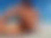 À la plage, je traite mes seins et joue avec ma chatte jusqu'à ce que je jouisse. Et je gicle deux fois dans le sable chaud :).