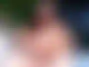 Dans cette vidéo, je le suce mais j'essaie de baiser et après un moment je réalise que je vais totalement me faire attraper par les voisins alors je le termine dans ma bouche puis je joue avec le sperme !