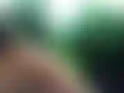 Cette vidéo parle de moi, nue, sous la pluie, massant mes seins. J'en tire le lait. Je joue avec mes mamelons et je t'approche si près.