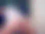 Je commence par jouer avec ma bite de 9 pouces, en le chevauchant d'avant en arrière. Puis quand je suis vraiment très excitée, je m'allonge et te parle salement pendant que tu joues avec ma chatte crémeuse.