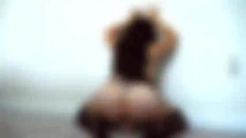 C'est moi qui jouis naturellement comme je le ferais normalement après une journée épuisante devant la caméra. Pas de lumières fantaisistes ni de faux gémissements... Juste moi qui me fais plaisir comme j'aime.