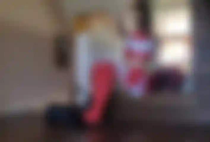 La pom-pom girl joi t'aide à jouir après l'entraînement.