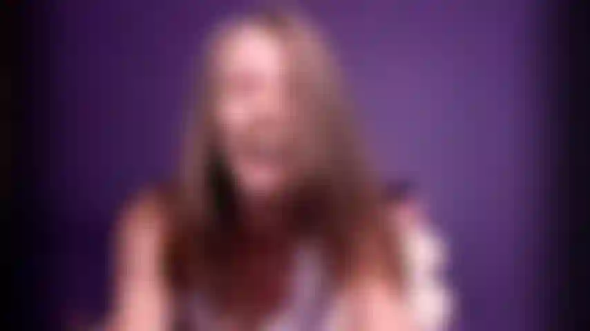 Robin, petite bite érotique sphi, rigole, ris et taquine ta petite bite sans valeur avec ma bouche méchante et mon joli visage, as-tu imaginé baiser et dégouliner dans le coin pendant que j'avale et suce sa grosse bite et ça te fait penser que tu peux je le fais presque aussi.