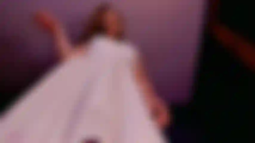 Robin érotique - affirmations d'en haut ~ parfois vous avez besoin d'une jolie femme debout au-dessus de vous qui parle d'affirmations et de positivité dans votre âme. Un message édifiant sur le fait de s'embrasser, de s'aimer avec une vue agréable et apaisante (upskirt).