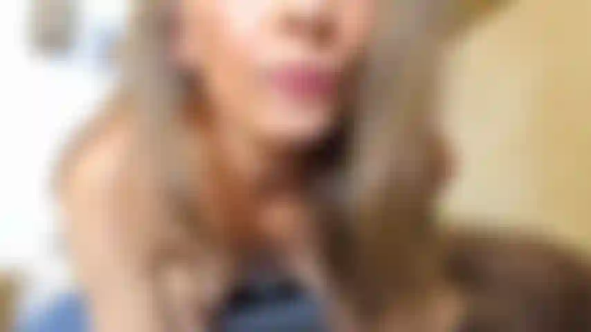 Robin - grand oui - séance de groupe amusante pour taquiner ma chatte, exhiber mes pieds et plus encore.