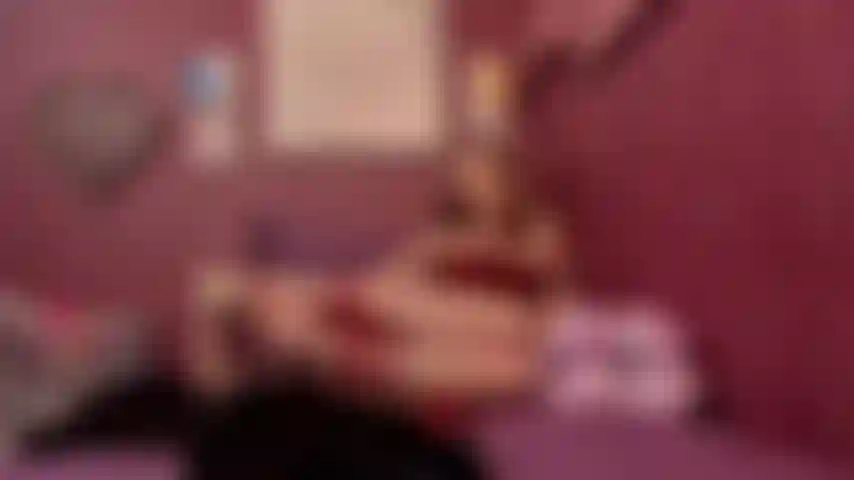 Robin s'habille y'a zéro truc aux fesses ! Je m'habille avec de jolis trucs et je taquine beaucoup !! Mais c'est moi donc il y a définitivement des morceaux de merles nus.