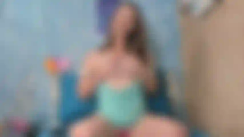 Robin joue avec les doigts.