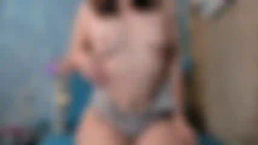 Robin - une allumeuse de chatte avec des bonbons, une baise avec un gode et une chatte en gros plan.