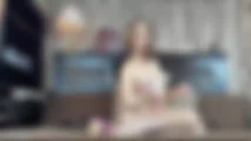 Nue en talons et en train de jouer.