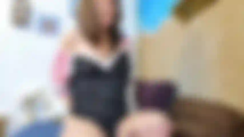 Robin – une délicieuse torture avec une chemise et une culotte.