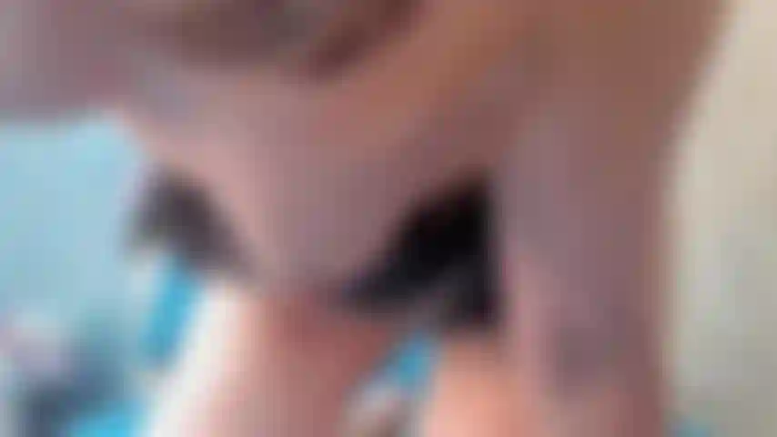 Robin - je baise ma chatte poilue avec des bonbons le gode tout en taquinant mon clitoris avec ma pointe, j'adore recevoir ces vibrations directement de toi, mon plaisir explose - il suffit de regarder mes orteils et mes mamelons.