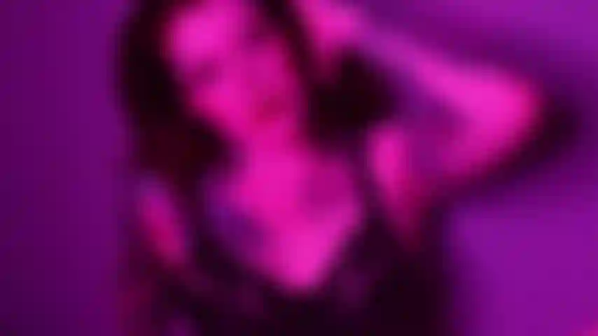 Si tu veux jouir tu dois me faire une promesse - quand tu jouis dans cette main tu vas te la frotter sur ce visage, puis dans cette bouche !!! Je veux te faire avaler comme une salope, digne d'avoir un orgasme ! Si tu ne le fais pas tu seras mise en chasteté, garce !!