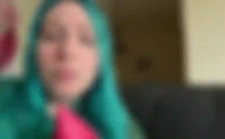 Gfe ! Ta petite amie domme est triste et pleure ! Baise le canapé pour lui remonter le moral ! Joi dégradant avec fin cei.