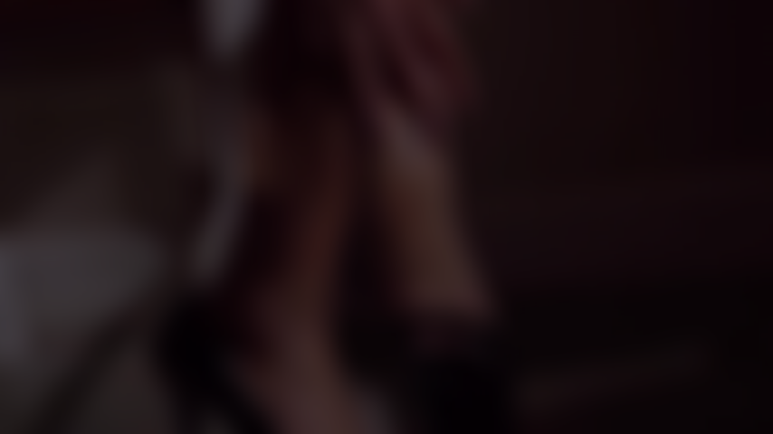 Des yeux qui s'attardent.