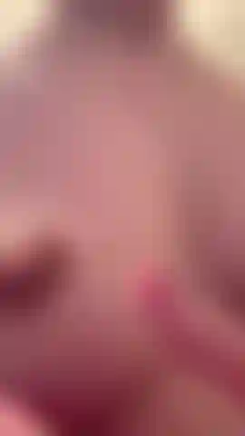 Je presse et je fais gicler du lait de mes mamelons.