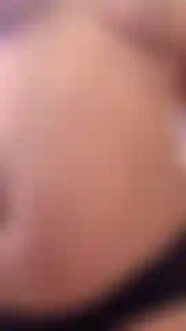 Je masse de l'huile sur mon ventre et mes seins de femme enceinte.