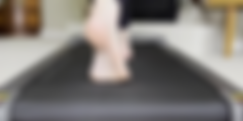 Mes pieds nus sur un tapis roulant joi.