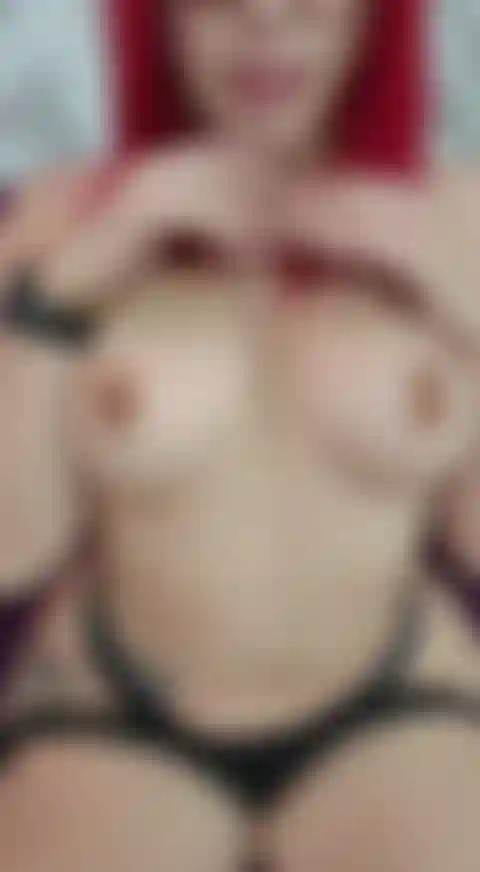 Apporte cette bite bébé, je veux la cracher et la mettre entre mes gros seins mous.