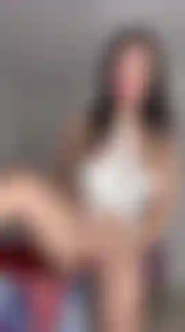 Lonely girl fucks herself with a big dildo and squirts