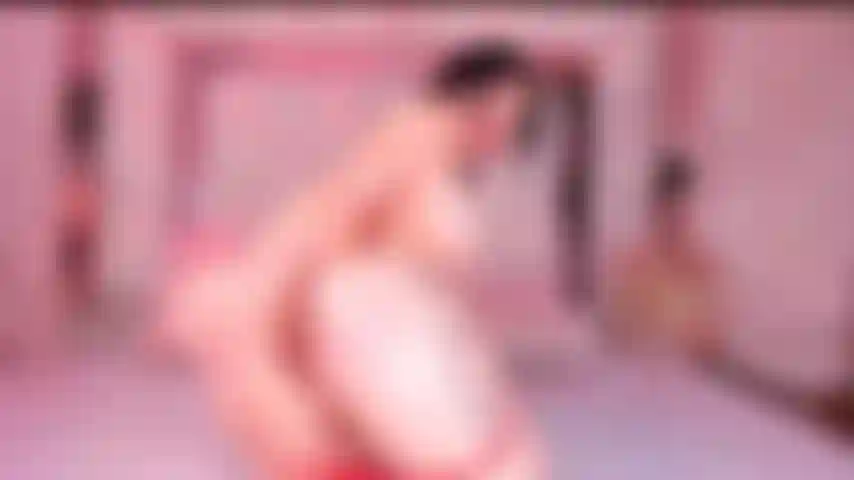 Orgasme incontrôlable avec un gode géant.
