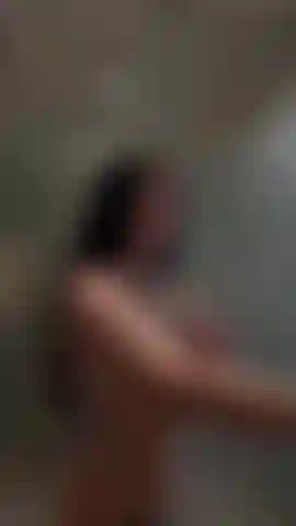 Rejoins-moi dans cette douche torride 🚿 je pourrais être nue parfois😈 l'eau coule le long de mon corps nu et brûlant🥵.