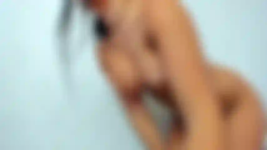 Je te taquine avec mon cul sexy et mes seins nus.