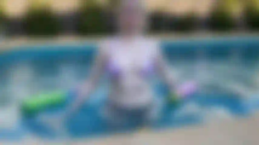 Je suis moi-même idiote et je m'amuse dans la piscine.