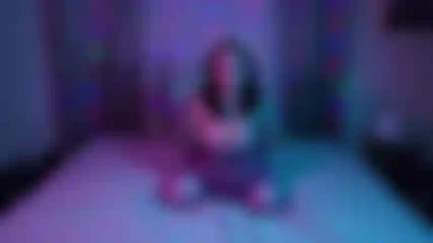 J'ai un nouveau jouet amusant que je voulais partager avec vous ! C'est un plug anal lumineux et vibrant, et c'est mon nouveau jouet anal préféré. Regarde-moi le montrer et doigte ma fente poilue pendant qu'elle bourdonne au fond de mon trou du cul serré !