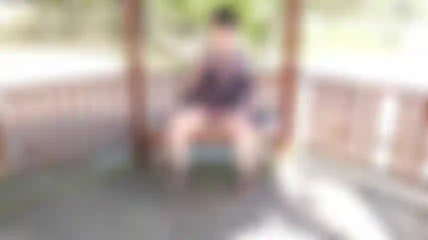 Je suis tombé sur ce joli belvédère au bord du lac aujourd'hui. J'ai pris un moment pour me reposer à l'ombre et baiser mon sale trou avec mon jouet préféré ! J'ai tiré ma culotte sur le côté, j'ai doigté ma fente poilue et j'ai fait exploser plusieurs charges de sperme de fille partout sur le parquet!