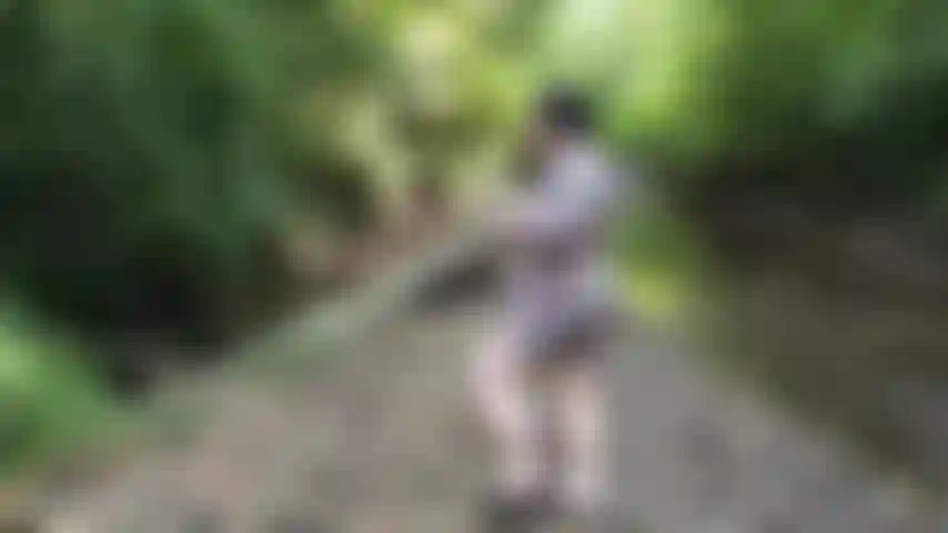 Je suis allé me promener sur un sentier de nature très fréquenté. Regardez-moi marteler ma grosse chatte poilue, à quelques mètres du chemin populaire avant de faire gicler plusieurs jets de sperme de fille dans l'eau.