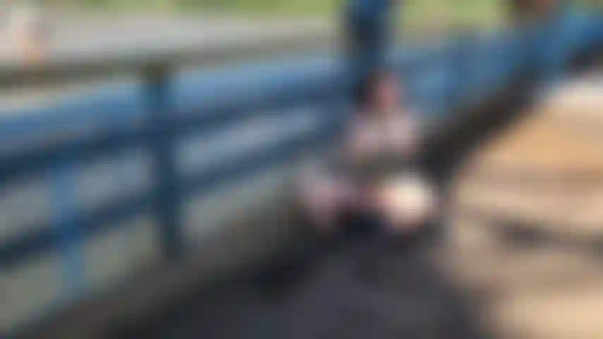 Squirtin' sur la rivière ! J'ai apporté ma fidèle ambiance de lapin sur une promenade piétonne sur un pont fluvial. Chronométré le trafic piétonnier parfait pour me donner quelques minutes de temps libre pour faire gicler ma chatte poilue à la station d'observation du télescope !