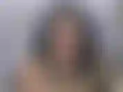 Je casse une pizza entière et j'écrase deux litres de root beer directement de la bouteille et je commence à faire des rots bruyants et dégoûtants !