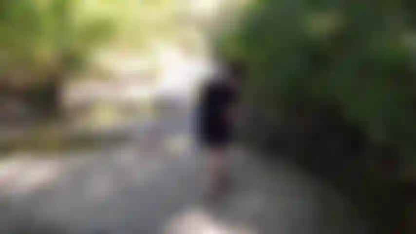 J'ai pris ma baguette magique pour une randonnée le long d'une belle crique. Je m'assieds sur un rocher et commence à remuer mes propres eaux tumultueuses ! En quelques minutes, je fais exploser d'énormes charges de sperme de fille sur les pierres et dans le ruisseau !